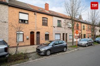 Deze woning is gelegen op amper 10 minuten fietsen van Gent centrum. Tal van winkelgelegenheden zijn te voet bereikbaar. Het Conducteurspark...