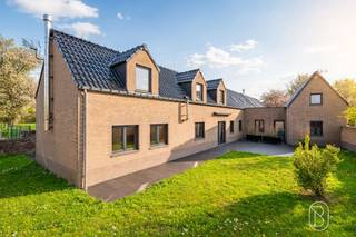 Te koop: Rustig gelegen woning met 3 slaapkamers in LaplaigneOp een uitzonderlijk rustige ligging in een doodlopende straat in Laplaigne bevindt zich deze aangename woning met 3 slaapkamers en tuin. Een ideale plek voor wie houdt van rust, natuur en comfortabel wonen!Wat maakt deze woning uniek?Via de inkomhal bereikt u de gezellige woon- en eetkamer, waar u geniet van een aangename leefomgeving. Aansluitend bevindt zich de ingerichte keuken, die toegang biedt tot een praktische stookruimte en een douchekamer met toilet.Op de eerste verdieping bevinden zich 3 volwaardige slaapkamers, waarvan één beschikt over een private badkamer met toilet. Buiten geniet u van een aangename tuin met terras, waar u in alle rust kunt ontspannen met een prachtig open uitzicht op de omliggende velden. Een toegangspad leidt naar de poort van het perceel.Ook technisch beschikt de woning over interessante troeven: EPC-label C, conforme elektriciteit, PVC-ramen met driedubbele beglazing en een houtkachel. Daarnaast zijn een waterput en aansluiting op de riolering aanwezig.Voor wie is dit ideaal?Ideaal voor gezinnen, koppels of natuurliefhebbers die op zoek zijn naar een charmante woning met 3 slaapkamers, een tuin en een prachtig landelijk uitzicht.Meer info of bezoek via loicvdv@immobeguin.beTe koop via Immo Beguin, uw vastgoedexpert sinds 2009. Met kantoren in Ronse, Waregem, Kortrijk, Deinze, Doornik, Moeskroen, Nieuwpoort en Lessines.