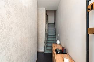 Deze instapklare halfopen bebouwing is gelegen in het gezellige grensdorp Putte, op korte afstand van het dorpscentrum. Winkels, scholen en openbaar vervoer zijn dus allemaal in de nabije omgeving terug te vinden. U komt de woning binnen via een aparte inkomhal, vanwaar u rechtstreeks doorloopt naar de leefruimte. Deze gezellige woonkamer met houtkachel kan dankzij een groot raam vooraan genieten van heel wat inval van daglicht. Grenzend aan de woonkamer bevindt zich de comfortabel ingerichte keuken, voorzien van een mooi granieten werkblad. Via een achterdeur in de keuken heeft u toegang tot de tuin. Verder beschikt het gelijkvloers nog over een nette badkamer met inloopdouche, toilet en dubbele wastafel en een 1e slaapkamer. De houten trap brengt u vanuit de inkomhal naar de nachthal op de 1e verdieping, waar zich verder nog 2 volwaardige slaapkamers bevinden. Het perceel heeft een totale oppervlakte van 290m². In de gezellige tuin naast en achter de woning kan u de ganse dag van de buitenlucht en het zonnetje genieten. Achteraan het perceel is nog een grote garage aanwezig, die toegankelijk is met de wagen via de Driehoevenseweg. Ze is voorzien van een automatische poort. Aansluitend aan de garage heeft u nog een praktische wasplaats. 