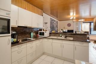 Instapklaar appartement gelegen op de 1ste verdieping.<br /><br />Dit gezellige appartement bestaat uit:<br />Inkomhal, een grote leefruimte.<br />Open ingerichte keuken , aansluitend met een berging.<br /><strong>Twee slaapkamers</strong> waarvan één toegang biedt tot het terras met zonnescherm.<br /><br />De betegelde badkamer is voorzien van een ligbad en een lavabomeubel met wastafel.<br /><br />Apart toilet in de inkomhal en een extra berging met vestiaire.<br />Aluminium ramen met dubbel glas en rolluiken achteraan. <br />Dit appartement wordt elektrisch verwarmd en ligt vlakbij winkels, openbaar vervoer en invalswegen (E17 - E34)<br /><br />Dankzij de gunstige ligging en instapklare staat vormt dit appartement een <strong>zeer interessante opbrengsteigendom</strong>.<br />Bron bewoonbare oppervlakte : EPC - certificaat<br />Renovatieverplichting residentiële gebouwen van toepassing.<br />https://www.vlaanderen.be/een-huis-of-appartement-kopen/renovatieverplichting-voor-residentiele-gebouwen<br /><br />Wens je dit appartement te bezoeken? Contacteer ons via 03/775.78.79.<br />Ben je ook van plan jouw eigendom te verkopen? Maak een afspraak voor een gratis schatting, wij maken er samen een succesverhaal van.