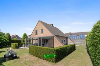 Op zoek naar een warme thuis waar ruimte, licht en comfort samenkomen? Deze charmante villa biedt het allemaal, én meer.Bij het betreden van de...