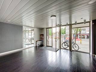 <p><span>Mooie winkelruimte (ca.115m²), in recent gebouw, gelegen in het centrum van Brasschaat.</span><br /><br /><span><strong>Indeling:</strong> <br />Winkel ca. 115m² met ingerichte keuken en apart toilet.<br /><br /><strong>Bijzonderheden:</strong><em><strong> </strong></em></span></p>

<ul>
	<li>1 garagebox aan 25.000. euro.</li>
	<li>Goed rendement: netto opbrengst ca. €1665,- per maand (inclusief KI).</li>
</ul>