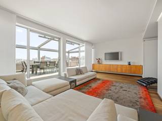 <p>Op de volledige achtste verdieping, in het hart van Oostende, bevindt zich dit architecturaal uitgewerkte penthouse van circa 225 m². Royale ruimtes, een hoogwaardige afwerking en een open uitzicht over de stad geven het appartement het karakter van een volwaardige woning - maar dan in de lucht.</p>
<p>Het zonnige terras strekt zich uit over een oppervlakte van maar liefst 90 m² en biedt een weids uitzicht over Oostende. Dankzij de Renson-constructie kan een gedeelte volledig of gedeeltelijk worden afgesloten. Zo zit u beschut tegen de wind, zonder het zicht te verliezen, en geniet u van de buitenruimte bij uiteenlopende weersomstandigheden. Aan de achterzijde bevinden zich nog twee bijkomende terrassen.</p>
<p>Binnen bepalen licht, ruimte en maatwerk de sfeer. De grote raampartijen brengen overvloedig daglicht binnen en versterken het open gevoel. De bijzonder ruime leefruimte biedt moeiteloos plaats aan een salon, eetkamer en afzonderlijke bureauhoek. De open keuken met kookeiland en kwalitatieve toestellen sluit hier naadloos op aan.</p>
<p>Doorheen het appartement vormen de parketvloeren, indirecte verlichting en talrijke ingebouwde kasten een verzorgd en samenhangend geheel. Het maatwerk is niet alleen esthetisch sterk, maar zorgt ook voor uitzonderlijk veel praktische bergruimte.</p>
<p>De master bedroom beschikt over een eigen dressing, een luxueuze badkamer met ligbad en inloopdouche en rechtstreekse toegang tot het terras. Daarnaast zijn er nog twee volwaardige slaapkamers en een tweede badkamer. Vloerverwarming en de aanwezige voorziening voor airconditioning vervolledigen het wooncomfort.</p>
<p>De ligging combineert openheid en privacy met alle voordelen van het stadscentrum. Het Casino-Kursaal, de Zeedijk, winkels, restaurants en culturele voorzieningen bevinden zich op wandelafstand. Er is eveneens de mogelijkheid om parkeerplaatsen afzonderlijk aan te kopen.</p>
<p><strong>Troeven van dit appartement:</strong></p>
<ul>
<li>
<p>De volledige achtste verdieping met circa 225 m² woonoppervlakte</p>
</li>
<li>
<p>Zonnig terras van 22 meter met open zicht over Oostende</p>
</li>
<li>
<p>Afsluitbare Renson-constructie voor beschut buitenleven</p>
</li>
<li>
<p>Architecturale inrichting met doorgedreven maatwerk</p>
</li>
<li>
<p>Drie volwaardige slaapkamers en twee badkamers</p>
</li>
<li>
<p>Centrale ligging vlak bij het Casino-Kursaal en de Zeedijk</p>
</li>
</ul>