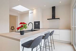 Découvrez cette maison familiale entièrement rénovée et prête à emménager, nichée dans un cadre verdoyant et idéal pour les enfants, dans une...