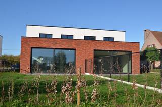 Aan de rand van Lokeren, net op grondgebied Overmere, ontdek je deze bijzonder ruime nieuwbouwwoning met een open, landelijk uitzicht.De woning maakt...