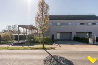 <h1>Ruime en stijlvol afgewerkte woning met tuin in Tessenderlo</h1>
<p>Op zoek naar een woning waar ruimte, comfort en een verzorgde afwerking mooi samenkomen? Deze ruime woning aan de Engsbergseweg in Tessenderlo weet meteen te overtuigen met haar aangename indeling, mooie lichtinval en bijzonder verzorgde afwerking.</p>
<p>Bij het binnenkomen zorgt de inkomhal voor een aangename eerste indruk. Vanuit hier komt u in de ruime leefruimte met open keuken, waar gezelligheid en functionaliteit mooi samengaan. De palletkachel zorgt voor extra sfeer en warmte tijdens de koudere maanden. De keuken sluit mooi aan bij de leefruimte en vormt samen met deze ruimte het hart van de woning.</p>
<p>Wat meteen opvalt, is de <strong>hoogwaardige en verzorgde afwerking</strong>. Doorheen de woning zijn op verschillende plaatsen <strong>ruime ingemaakte kasten</strong> voorzien. Deze zorgen niet alleen voor bijzonder veel opbergruimte, maar dragen ook bij aan de strakke en stijlvolle uitstraling van het interieur. Hierdoor is er overal optimaal gebruikgemaakt van de beschikbare ruimte.</p>
<p>Aansluitend aan de leefruimte bevindt zich een praktische berging en daarnaast een ruime garage. Ook hier is er voldoende plaats voor fietsen, materiaal en andere spullen.</p>
<p>Op de eerste verdieping bevinden zich drie slaapkamers en de badkamer. De slaapkamers zijn voorzien van parket en beschikken over verwarming. De badkamer is stijlvol afgewerkt met een gietvloer en beschikt over een ruime douche, een ligbad en een dubbele lavabo. Aansluitend aan de master bedroom bevindt zich bovendien een praktische dressing.</p>
<p>Via de eerste verdieping is er toegang tot een bijkomende ruimte die momenteel nog niet volledig is afgewerkt. Deze biedt heel wat mogelijkheden en kan naar eigen wensen worden ingericht.</p>
<p>De vaste trap brengt u verder naar de zolderverdieping. Ook hier zijn de mogelijkheden groot. De ruimte is momenteel niet afgewerkt, maar biedt dankzij de aanwezige isolatie en de ruime oppervlakte heel wat potentieel voor een verdere inrichting.</p>
<p>Buiten beschikt de woning over een aangenaam terras en een tuin, ideaal om op mooie dagen volop van de buitenruimte te genieten. Daarnaast zijn er zonnepanelen aanwezig, wat een mooie aanvulling vormt op het comfort van de woning.</p>
<p>Een woning waar duidelijk aandacht werd besteed aan zowel uitstraling als praktisch wooncomfort.</p>
<p>Voor meer informatie of een bezoek ter plaatse kunt u contact opnemen met Immovl.</p>