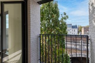 <p>Dit appartement is gelegen op een toplocatie in 2018. Dankzij de uitstekende ligging sta je in een mum van tijd in het stadscentrum en geniet je van de gezellige sfeer van de vele terrasjes en restaurants op de Dageraadplaats, op slechts enkele stappen afstand.</p><p>Het appartement beschikt over een aangename leefruimte met een open keuken, die rechtstreeks uitgeeft op het terras. Aansluitend aan de keuken bevindt zich een praktische berging. Verder omvat het appartement een slaapkamer met aansluitende badkamer met inloopdouche.</p><p> Gemeenschappelijke kosten: 95 euro per maand. Heeft u interesse in dit leuke appartement? Vraag uw bezoek aan via onze website.</p>