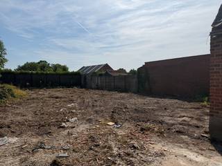 V<strong>erkavelingsdossier werd voorwaardelijk goedgekeurd op 29.04.2025 </strong>bij Stad/Gemeente Wielsbeke om deze eigendom op te delen in 2 loten bouwgrond.<br />Verkavelingsdossier kan U worden bezorgd per email ... op aanvraag.<br />Afbraak van de huidige contructies EN het aanleggen van de nutsvoorzieningen en aansluiting riolering is ten laste van de koper.<br />LOT 1 : 591 m², vraagprijs 160.000 euro, lot breedte : 12,45m - VERKOCHT<br />LOT 2 : 471 m², vraagprijs 139.000 euro, lot breedte : 11,94m - NOG TE KOOP - Voor het bouwen van een Half Open Bebouwing.<br />GEEN bouwverplichting, als dat niet goed is !<br /><br /><u>Wettelijke info : </u><br />Stedenbouw : Geen beschermd monument, niet op inventaris, Vergunning nog niet uitgereikt, Woongebied, Geen dagvaarding uitgebracht, Geen voorkooprecht ruimtelijke ordening aanwezig, Geen Verkavelingsvergunning, geen overstromingsgebied, niet gelegen in afgebakend oevergebied, geen watergevoelige openruimtegebieden.<br /><br /><u>Wettelijke info :</u><br />Water : P-score : A, G-score : A<br />Erfgoed : niet van toepassing