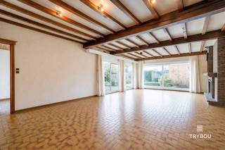 Op zoek naar een woning met uitzonderlijk veel ruimte én mogelijkheden? Deze veelzijdige eigendom biedt een indrukwekkende bewoonbare oppervlakte van maar liefst 600 m² en combineert wonen, werken en investeren op één locatie.<br /><br />Bij het betreden van de woning komt u terecht in een ruime inkomhal die toegang geeft tot verschillende functionele ruimtes. Op het gelijkvloers vindt u onder meer een gezellige leefruimte, een keuken, badkamer en meerdere praktische bergingen en een slaapkamer. Daarnaast is er een extra ruimte die perfect kan dienen als bureau, ideaal voor thuiswerk of een vrij beroep.<br /><br />Een absolute troef is de aanwezige winkelruimte, wat deze eigendom bijzonder interessant maakt voor zelfstandigen of wie wonen en werken wil combineren. Verder beschikt de woning over een kelder en garage, wat zorgt voor extra opslagmogelijkheden.<br /><br />Bovendien is er de mogelijkheid tot het aankopen van een loods van 140 m², wat extra opportuniteiten biedt voor opslag, hobby’s of professionele activiteiten.<br /><br />Op de bovenverdieping bevinden zich maar liefst vier volwaardige slaapkamers en een voutekamer, wat deze woning uitermate geschikt maakt voor grote gezinnen of wie nood heeft aan extra ruimte.<br /><br />Kortom, een unieke eigendom met enorm veel potentieel voor wie ruimte, flexibiliteit en mogelijkheden centraal stelt.<br /><br />📞 Interesse? Contacteer Thijs:<br />📲 051 57 54 61<br />📧 thijs@grouptrybou.be<br /> | friedel@grouptrybou.be