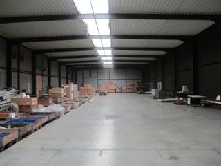 Polyvalente site van 16.700m² magazijnruimten - 2.196m² magazijn, gedeeltelijk 6m en gedeeltelijk 4.5m vrije hoogte met 2 laadkades...