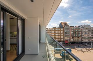 In an absolutely top location in Knokke, on the coveted Van Bunnenplein, you will find this furnished apartment on the fourth floor. Thanks to its central location, you can enjoy easy accessibility, just a few steps from the promenade, the beach, the shops, and the numerous restaurants that make Knokke so attractive.<br /><br />The bright living room opens onto a pleasant sun terrace where you can enjoy the afternoon sun and a lateral sea view. The semi-open, equipped kitchen complements the living space and offers all the basic comforts. Furthermore, the apartment has a practical storage room with a connection for a washing machine, a bathroom, and two full-size bedrooms, one with a double bed and one with two single beds.<br /><br />Although the interior currently has a charming vintage look, the exceptional location is undoubtedly the biggest asset of this apartment. An interesting opportunity for those looking for a seaside stay with an excellent location, plenty of natural light, and a sunny terrace in the heart of Knokke.