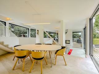 In het hart van Ukkel schittert dit uitzonderlijke huis, ontworpen door architectenbureau Vanden Eeckhoudt-Creyf, in een groene omgeving. Het...