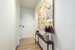Op zoek naar een interessante investering in Roeselare? Dit instapklare appartement met drie slaapkamers in de Rozendaalstraat combineert comfort, ruimte en een centrale ligging.<br /><br />Het appartement beschikt over een inkomhal met gastentoilet, een lichtrijke woonkamer met open keuken en een praktische keukenberging/wasplaats. Vanuit de leefruimte is er toegang tot het gezellige terras, dat rechtstreeks aansluit op de woonkamer en keuken.<br /><br />De keuken is volledig uitgerust met een spoeltafel, vaatwasser, keramische kookplaat, dampkap, microgolfoven, oven en koelkast.<br />Verder zijn er drie slaapkamers en een badkamer, uitgerust met een inloopdouche en badkamermeubel.<br /><br /><strong>Technische eigenschappen:</strong>
<ul>
	<li>Centrale verwarming op aardgas.</li>
	<li>Ventilatiesysteem aanwezig.</li>
	<li>Gunstig EPC-label A.</li>
	<li>Conforme elektrische keuring.</li>
	<li>PVC hoogrendementsbeglazing.</li>
</ul>
Bij het appartement hoort tevens een extra ruime <strong>ondergrondse autostaanplaats</strong>, die kan worden aangekocht aan een meerprijs van <strong>€28.000.</strong><br /><br /><br /><strong>Ligging:</strong> De ligging biedt een uitstekende verbinding met de ring en de E403. Daarnaast bevindt zich een bushalte in de straat, wat zorgt voor een vlotte bereikbaarheid met het openbaar vervoer. Alle nodige voorzieningen zoals winkels en scholen zijn vlot bereikbaar, terwijl de omgeving rustig en groen blijft.<br /><br /><strong>Belangrijk:</strong> het appartement wordt <u>uitsluitend verkocht aan investeerders</u>. De huidige eigenares wil het appartement blijven bewonen aan de hand van een levenslang huurcontract.<br />Een mooie opportuniteit voor wie op zoek is naar een verzorgde investering met een huurder die reeds gekend is.<br /><br />Een instapklaar appartement, een uitstekende ligging en een investering met langetermijnperspectief.<br /><br /><strong>Interesse?</strong> Neem contact op met ons kantoor voor meer informatie of een vrijblijvend bezoek via 051/20 14 00
