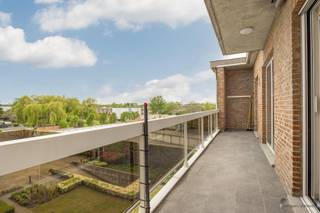<p><span>Ruim appartement in Sint-Niklaas met open zicht.</span></p><p><span> </span></p><p><span>Dit uitstekend onderhouden appartement van 121 vierkante meter is gelegen in het hart van Sint-Niklaas en biedt een ideale combinatie van comfort, ruimte en eigentijds design. </span></p><p><span> </span></p><p><span>Het appartement is voorzien van drie ruime slaapkamers en 2 badkamers(waarvan 1 ensuite), wat het geschikt maakt voor gezinnen of professionals die extra werkruimte zoeken. </span></p><p><span>De woonkamer is hier een echte troef: met grote ramen en een natuurlijke lichtinval biedt deze ruimte een open zicht over de stad Sint-Niklaas. </span></p><p><span>De keuken is volledig uitgerust met moderne apparatuur en voorzien van goede werkruimte en bergruimte.</span></p><p><span> </span></p><p><span>Een extra voordeel is het zuidgerichte terras aan de achterkant van het gebouw. </span></p><p><span> </span></p><p><span>De technische installaties zijn modern en in goede staat. De trappenhuiszone met lift is goed onderhouden, wat bevordert de algehele kwaliteit van het gebouw.</span></p><p><span>Bovendien hoort bij dit appartement een ruime ondergrondse parkeerplaats + afgesloten garagebox zodat er 2 wagens veilig kunnen parkeren.</span></p><p><span> </span></p><p><span>Dit appartement is ideaal voor gezinnen, stelletjes of professionele personen die naar ruimtelijke wooncomfort zoeken.</span></p><p><span>De locatie in Sint-Niklaas biedt volledige toegang tot alle stedelijke voorzieningen, station op wandelafstand, winkels, restaurants en verbindingswegen.</span></p><p><span> </span></p><p><span>Bel ons voor een bezoek ter plaatse : 052/50.50.00</span></p><p><span> </span></p>