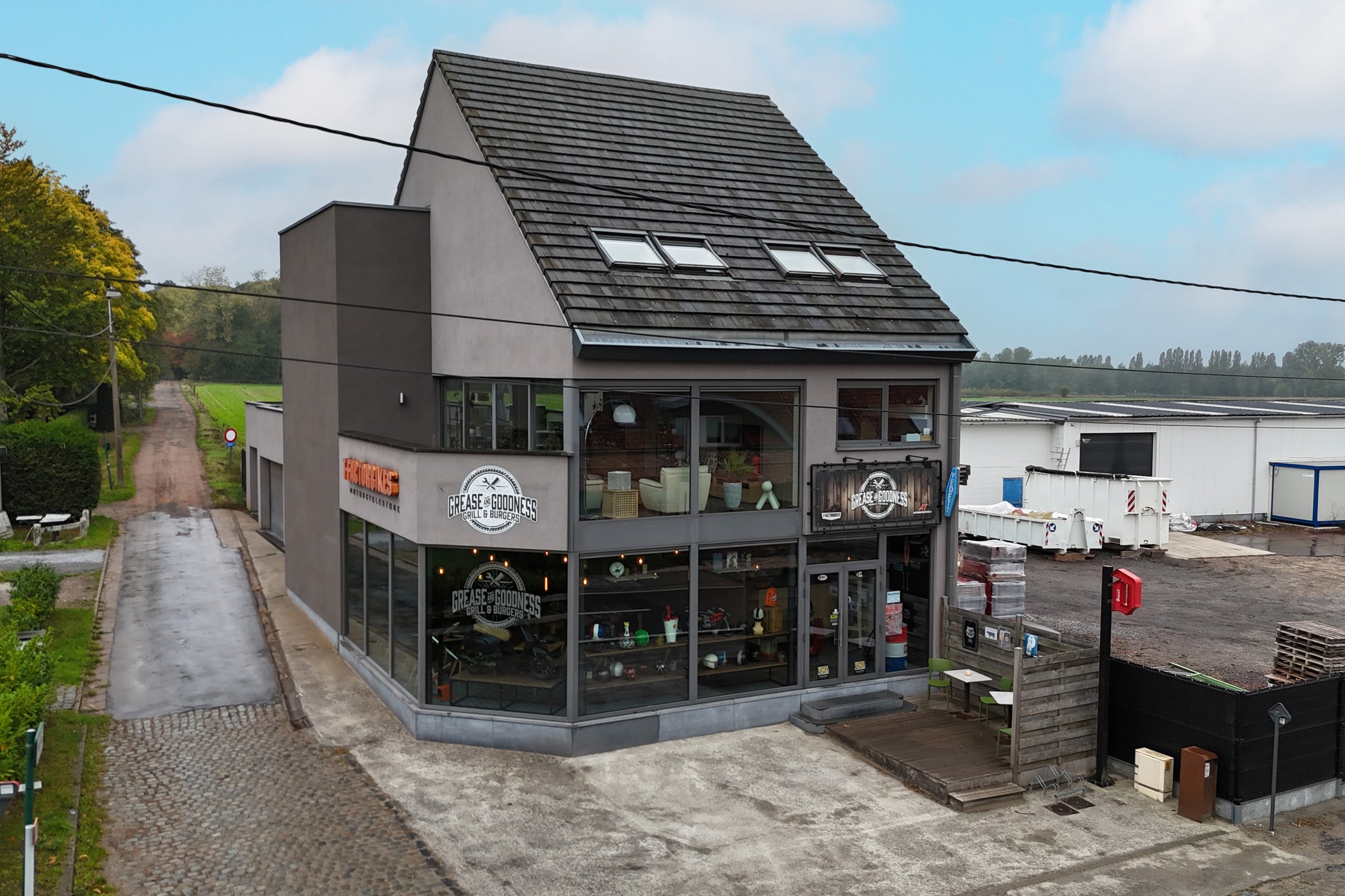 Uitzonderlijk veelzijdig handelspand 266m² met prachtig duplexappartement 237m² te Merelbeke - foto 2