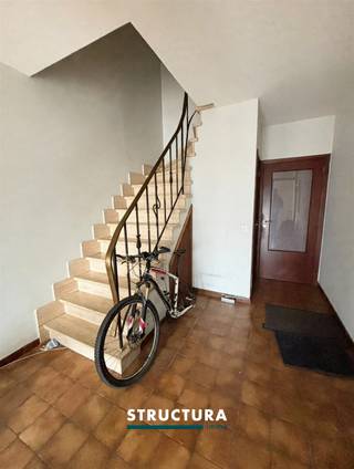Dit appartementsgebouw bevindt zich in het centrum van Merchtem, op wandelafstand van winkels, horeca en openbaar vervoer. Het pand is momenteel ingericht als drie appartementen met telkens twee slaapkamers, die alle drie verhuurd zijn. De totale geïndexeerde huuropbrengst bedraagt ca. € 2.454,50 per maand.Volgens de vergunde toestand betreft het een appartementsgebouw bestaande uit twee woonentiteiten: een gelijkvloers appartement met garage en een duplexappartement op de verdiepingen.IndelingGelijkvloers – ca. 92 m²Appartement met twee slaapkamers en een koer. Eerste verdieping – ca. 85 m²Momenteel ingericht als appartement met twee slaapkamers en een ruim terras.Tweede verdieping – ca. 87 m²Momenteel ingericht als appartement met twee slaapkamers.Karakteristieken- Centrale ligging in Merchtem- Winkels, horeca en openbaar vervoer op wandelafstand- Momenteel ingericht als 3 appartementen met telkens 2 slaapkamers, vergund als 2 woonentiteiten: gelijkvloers appartement met garage + duplexappartement- Alle huidige appartementen zijn verhuurd- Totale geïndexeerde huuropbrengst: ca. € 2.454,50/maand- EPC-label E voor het gelijkvloerse appartement – renovatieplicht van toepassingDankzij de centrale ligging, de bestaande huuropbrengsten en de ruime woonoppervlaktes vormt dit gebouw een interessante opportuniteit voor wie op zoek is naar een opbrengsteigendom in het centrum van Merchtem. Meer info of een bezoek ter plaatse? Contacteer ons via 02 460 80 46 of info@structura.be