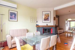 <p><span>HOBOKEN | TE MODERNISEREN WONING MET DRIE SLAAPKAMERS EN TUIN OP EEN TOTALE GRONDOPPERVLAKTE VAN 198m² | EPC E |</span></p><p><span>Indeling als volgt: gelijkvloers: voortuin - inkom/traphal met ingebouwde kast - toilet - woonkamer - geïnstalleerde keuken met eetplaats - tuin met overdekt terras. </span></p><p><span>Eerste verdieping: traphal/overloop - drie slaapkamers - badkamer met inloopdouche, lavabo en toilet.</span></p><p><span>Droge bruikbare kelder met aansluiting wasmachine.</span></p><p><span>De woning is voorzien van airco op het gelijkvloers en eerste verdieping | zeven zonnepanelen met batterij!</span></p><p><span>Uitstekend ligging op loopafstand van park, openbaar zwembad, diverse winkels, grootwarenhuis, scholen en dorpskern.</span></p><p><span>(!) Opgelet voor deze woning geldt een renovatie-verplichting binnen de zes jaar na aankoop.</span></p>