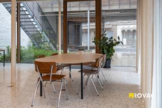 Werk in een historisch pand met moderne voorzieningen, midden in Izegem en perfect bereikbaar voor klanten én medewerkers.<br />Ontdek Atelier 12, een uniek en volledig gerenoveerd bedrijvencentrum in een charmant historisch pand in het hart van Izegem. Hier combineer je het karakter van vroeger met het comfort en de technologie van vandaag. De ruimte op het gelijkvloers is instapklaar en voorzien van vloerverwarming en -koeling, domotica. Er is ook een gemeenschappelijke vergaderruimte en zelfs een gezellige binnentuin met overdekt terras om te pauzeren of (bij goed weer) buiten te werken. Dankzij de centrale ligging vlak bij openbaar vervoer, gratis parkings, winkels en de E403 is dit de perfecte uitvalsbasis voor elk groeiend bedrijf. Je huurt één kantoorruimte op maat van jouw noden of het volledige gebouw voor maximale zichtbaarheid en ruimte.<br /><br />Troeven<br />•Historisch pand met moderne afwerking<br />•3 kantoorruimtes (140 m² – 140 m² – 160 m²), afzonderlijk of samen te huur<br />•Gemeenschappelijke vergaderruimte en keuken<br />•Gezellige binnentuin en overdekt terras<br />•3 parkeerplaatsen + 1 overdekte staanplaats beschikbaar<br />•Vloerverwarming/-koeling, domotica, alarmsysteem<br />•Laadpunt elektrische wagen (uitbreidbaar)<br />•Op wandelafstand van station, bushaltes en gratis parkings<br /><br />Contacteer ons voor meer info of een vrijblijvend bezoek!