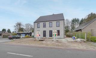 Aankoop onder registratie!!! GEEN 21% BTW<br /><br />Nieuwbouwwoning (225 m²) – modern comfort & ruimte in één! <br /><br />Keuze uit 2 formules. <br />Keuze 1: Casco + vloerverwarming en elektriciteit gelijkvloers, zonnepanelen en keuken €425.000<br />Keuze 2: volledig afgewerkt €495.000<br /><br />Ben je op zoek naar een energiezuinige, volledig afgewerkte woning waar je zó in kunt trekken? Deze recent nieuwbouw combineert hoogwaardige afwerking met een royale indeling van maar liefst 225 m² bewoonbare oppervlakte!<br /><br />Indeling:<br /><br />4 ruime slaapkamers – perfect voor gezinnen, hobby’s of thuiswerk<br /><br />3 volledig ingerichte badkamers met eigentijdse afwerking<br /><br />Moderne open keuken, inbouwtoestellen en veel kastruimte<br /><br />Lichtrijke leefruimte met grote raampartijen en zicht op de tuin<br /><br />Praktische wasplaats en extra bergruimte<br /><br />Afwerking:<br /><br />Deze woning is tot in de puntjes afgewerkt met kwalitatieve materialen:<br /><br />Tegel- of parketvloeren naar hedendaagse normen<br /><br />Energiezuinige installaties: warmtepomp, vloerverwarming, ventilatiesysteem D<br /><br />Volledig plaatsing keuken en badkamers<br /><br />Aangelegde tuin en oprit (zelf te voorzien)<br /><br />Extra troeven:<br /><br />✅ Energiezuinige woning <br />✅ Volledig instapklaar – geen renovaties nodig<br />✅ Gelegen in een rustige, kindvriendelijke buurt<br />✅ Vlotte bereikbaarheid en nabijheid van scholen/winkels/openbaar vervoer<br /><br />Interesse? Neem contact op voor een bezichtiging en laat je verrassen door de ruimte, het licht en de afwerking.