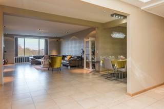 <p><span>Residentieel gelegen appartement met een schitterende bew. opp. van ca 220 m²  aan de Prins Albertlei (verd6) nabij de zuidelijke invalswegen. Riante leef-en eetruimte met weids zicht over het Prins Albertpark. Ingerichte keuken met eethoek en aansluitend terras. Drie ruime en volwaardige slkm (tussen 15 en 20m² groot) , riante masterbedroom met eigen badkamer. De 2de badkamer is uitgerust met een hoekbad en wc. Aparte wasplaats. Appartement is volledig afgewerkt op natuursteen en heeft airconditioning en een ondergrondse berging. </span></p><p><span>Mogelijkheid om achter de hoek een dubbele garagebox met automatische poort aan te kopen aan 50.000€. </span></p>