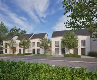 <strong>We gaan van start met de lancering van de eerste vijf energieneutrale nieuwbouwwoningen van 's Graevenhof!</strong><br /><br />'s Graevenhof is een exclusief project van twaalf nieuwbouwwoningen, gesitueerd in het groene ’s-Gravenwezel, de parel van de Voorkempen. De woningen zijn opgebouwd uit duurzame materialen en uitgerust met een verscheidenheid aan moderne, ecologische technieken, waaronder een lucht-water warmtepomp, zonnepanelen, vloerverwarming en een ventilatiesysteem. <br /><br />De architectuur is modern en stijlvol, gekenmerkt door een combinatie van een lichte gevelsteen met houten gevelbekleding en donkere, kwalitatieve aluminium ramen. <br /><br />'s Graevenhof omvat zowel woningen met platte daken als woningen met hellende daken, waarbij de laatste extra inrichtbare ruimte onder het dak bieden voor bijvoorbeeld een hobbyruimte of extra kamer. <br /><br />Alle woningen beschikken over een privatieve tuin die grenst aan een onderhoudsvriendelijke gemeenschappelijke binnentuin met een wadi. <br /><br />De ligging van ’s Graevenhof is ideaal: groen en rustig aan de rand van Hertenbos, nabij natuurgebieden zoals het Gravinnenbos en toch centraal.<br /><br /><span>Wat mag u verder verwachten?</span><br /><br />- Prijzen <strong>vanaf 619.000 euro</strong> (<strong>inclusief</strong> autostaanplaats, ruime afwerkingsbudgetten, klantenbegeleiding, vaste trap naar de zolder)<br />- E-PEIL < 10<br />- <strong>4 tot 6 slaapkamers</strong><br />- 2 badkamers<br />- Aankoop mogelijk onder 6% BTW*<br />- Start afbraakwerken voorjaar 2026<br /><br />* Onder voorwaarden<br /><br />1ste KOPER = GRATIS AFGEWERKTE ZOLDER<br /><br />Voor bijkomende informatie gelieve contact op te nemen met ons kantoor - info@waterhuys.be - www.waterhuys.be/nieuwbouwprojecten - Vg-Wp-Gvv-Gvkr-Gmo-Gworg.