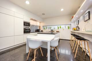Karaktervolle architectenwoning met een unieke indeling en overvloedige lichtinval in het hart van Turnhout. Epc 109 kWh/m² (Label B)Ligging: Op...