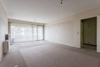 Droomt u van een appartement dat u helemaal naar uw eigen smaak kan vormgeven?Dan zal dit te moderniseren appartement op de 5de verdieping van een...