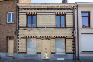<p>Op zoek naar een gezellige woning op een strategische locatie? Deze charmante woning in de Gentsestraat 81 te Geraardsbergen biedt een ideale combinatie van comfort en bereikbaarheid.</p><p>De woning beschikt over een ruime en lichtrijke leefruimte, twee volwaardige slaapkamers en een aangename tuin waar u in alle rust kunt genieten van het buitenleven. In de straat is bovendien ruim voldoende parkeergelegenheid, wat zorgt voor extra praktisch comfort.</p><p>Dankzij de uitstekende ligging, op korte afstand van het centrum van Geraardsbergen en nabij de belangrijkste invalswegen, geniet u van een vlotte verbinding terwijl winkels, scholen en andere voorzieningen binnen handbereik liggen.</p><p>De woning is momenteel verhuurd, waardoor ze ook een interessante opportuniteit vormt voor investeerders die op zoek zijn naar een eigendom met onmiddellijk rendement.</p><p>Voor meer informatie of een bezoek, contacteer ons kantoor!</p>