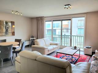Cet appartement spacieux de 2 chambres est situé au 6e étage de la résidence Gauquié, dans le centre d'Oostduinkerke-Bad, à proximité de la digue et des commerces.<br />Cet appartement meublé comprend un salon avec une cuisine entièrement équipée donnant sur le balcon avec vue sur la mer, un débarras, des toilettes, une salle de bains avec baignoire et douche, deux chambres spacieuses donnant sur la terrasse arrière, une salle d'eau et une place de parking souterraine. Loyer : 1 000 € + 150 € de charges de copropriété (eau et chauffage au sol)<br />Disponible à partir du 01/10/2026.