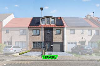 In het hart van de Vuurtorenwijk treffen we deze zeer ruime woning aan. Het pand werd volledig gerenoveerd met oog voor detail. Er werden hoogwaardige materialen gebruikt, een heel nieuw gedeelte bijgebouwd alsook werd de nodige aandacht verleend aan de energiezuinigheid van het pand. <br /><br />De woning beschikt eerst en vooral over een riante leefruimte. Doorheen de dag is er een aangename lichtinval en heeft u een open gevoel, waarbij de eetruimte naadloos overvloeit naar de leefhoek en open keuken. De keuken (Dovy) is volledig voorzien van hoogwaardige materialen en apparatuur. <br /><br />Vanuit de leefruimte is er ook steeds voeling met de tuin dankzij het brede schuifraam. De tuin werd daarenboven fraai aangelegd met een grasgedeelte en twee terrassen. Dankzij de oriëntatie geniet u hier van de zon tot aan de zonsondergang. <br /><br />Verder zijn er vier volwaardige slaapkamers beschikbaar, met een vijfde kamer die evenzeer kan dienen als bureau. <br /><br />De badkamer werd tevens hoogwaardig gerenoveerd, dit met kwalitatieve meubels (Detremmerie), ligbad (Villeroy & Boch) alsook een brede inloopdouche. <br /><br />Vooraan de woning is er een inpandige garage alsook een dubbele oprit.<br /><br />Ook op technisch vlak is de woning uitmuntend uitgerust. Zo is er een thuisbatterij (10kWh), 13 zonnepanelen (5200 Wp) en een Smappee slimme laadpaal. Dit alles draagt bij tot een energiezuinige woning voor u en uw gezin. <br /><br />Bent u op zoek naar een moderne gezinswoning, voorzien van al het nodige met oog voor detail, energiezuinigheid en ruimte? Aarzel dan niet en neem contact op voor meer info of een afspraak! <br /><br />