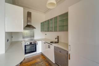 Interested? Plan your visit yourself via our online calendar.
Questions? Feel free to contact Wim Verhaegen at wim@copandi.be or +32 495 10 90 47.
Located on the lively Fontainas Square, right in the heart of Brussels, this bright and pleasant first-floor apartment is an ideal investment opportunity. With a spacious bedroom, an open living area, and a large terrace, it offers everything for comfortable city living.
The apartment is currently rented at €1,500, generating a gross yield of 6%!
Upon entering, you’ll find a central hall of 10 m² that connects to all the rooms. The bright living room of 21 m² flows into an open kitchen (9 m²), creating a warm and open atmosphere. The apartment also includes a spacious 20 m² bedroom and a modern bathroom of 12 m². There are also 2 separate toilets (1 m² each) and an additional entrance hall at the front door (1 m²). A large 18 m² terrace is a true highlight, offering an oasis of calm right in the city centre.
This apartment combines peace, comfort, and urban dynamism in a unique way. Discover it yourself at 6 Fontainas Square, Brussels!
✅ Very central location on Fontainas Square
✅ Spacious living area with open kitchen
✅ Large bedroom and separate bathroom
✅ Bright apartment with a beautiful terrace
✅ Perfect as an investment