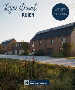 In het landelijke Ruien, op een steenworp van het prachtige Kluisbergen, komt binnenkort een kleinschalig nieuwbouwproject tot leven in de rustige Rijerstraat.<br />Deze verkaveling omvat 15 moderne nieuwbouwwoningen met een uitzonderlijk grote tuin – perfect voor wie houdt van ruimte, natuur en privacy.<br />De combinatie van hedendaagse architectuur en de groene, rustige ligging maakt dit project ideaal voor gezinnen of koppels die op zoek zijn naar modern comfort in een natuurlijke omgeving.<br /><br />Deze lichtrijke en comfortabele woningen combineren ruimte en gezelligheid. De open keuken vloeit naadloos over in de leefruimte en creëert een uitnodigende sfeer.<br />Boven zijn er drie volwaardige slaapkamers en een badkamer met bad én douche. Sommige woningen bieden bovendien een ruime zolder – ideaal als extra slaapkamer, hobby- of opbergruimte.<br />Elke woning beschikt over een private garage en extra parkeergelegenheid in de buurt.<br />De grote, zonnige tuin is een echte troef: een groene oase waar je tot rust komt en kinderen veilig kunnen spelen.<br />Deze nieuwbouwwoningen bieden hedendaags wooncomfort in een rustige, landelijke omgeving nabij Kluisbergen – waar natuur en modern wonen perfect samengaan.<br /><br />Prijzen all-in 400.775,78* | LOT 13<br />Prijzen excl. kosten 369.200 euro | LOT 13<br /><br />*Mogelijk verlaagd BTW-tarief van 6% op de constructie, enkel indien de koper voldoet aan de wettelijke voorwaarden.<br /><br />* Prijs all-in: grond | woning | oprit |garage | aansluitingen | architect | notariskosten | btw | registratierechten | zonnepanelen | warmtepomp | ...