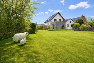 Ontdek deze volledig gerenoveerde, karaktervolle landelijke woning in het charmante Lovendegem, gelegen op een perceel dat uitblinkt in privacy, waar authenticiteit en hedendaags wooncomfort naadloos in elkaar overvloeien.
Bij het binnenkomen wordt u meteen gecharmeerd door de lichtrijke en bijzonder praktische indeling van de leefruimtes. De prachtige uitbouw zorgt voor een overvloed aan natuurlijk daglicht en creëert een harmonieuze verbinding met de tuin. Zowel de keuken, het salon als de leefruimte genieten van dit ruimtelijke en open gevoel. De stijlvolle landelijke keuken vormt het warme hart van de woning en beschikt over een gezellige eethoek en talrijke opbergmogelijkheden. Aansluitend bevindt zich een ruime en functionele wasplaats, wat het dagelijkse comfort aanzienlijk verhoogt.
Op de eerste verdieping bevinden zich drie volwaardige tweepersoonsslaapkamers, waarvan één met dressing. Elke kamer geniet van een open en groen uitzicht, met zicht op een grote vijver – een oase van rust en privacy. De charmante badkamer ademt klasse en elegantie, en is uitgerust met een romantisch bad op pootjes, een inloopdouche, toilet en uniek lavabomeubel, afgewerkt met duurzame en kwalitatieve materialen.
Deze instapklare woning beschikt bovendien over een inpandige garage en een uitzonderlijk ruime, volwassen tuin met een gunstige zuidoostelijke oriëntatie. Het aangename terras nodigt uit om volop te genieten van zonnige dagen en lange, sfeervolle avonden. Aansluitend aan het terras werd een prachtige vijver aangelegd met een rustgevend kabbelend watervalletje, wat bijdraagt aan de serene en landelijke sfeer. In de tuin is er bovendien ruimte voorzien voor het houden van kippen, wat het landelijke karakter extra benadrukt. Daarnaast beschikt u over een serre voor de liefhebber van tuinieren en een grote, passende stenen tuinberging die zorgt voor bijkomende praktische opbergruimte.
Bijkomende troeven zijn de extra bergruimte naast de badkamer, de zolder en de droge kelder, die zorgen voor optimaal praktisch comfort en extra opbergruimte.
Dankzij de strategische ligging geniet u van een vlotte verbinding naar Gent, Eeklo en Brugge, terwijl u toch in alle rust en groen kan wonen.

Wenst u deze unieke en instapklare eigendom zelf te ervaren? Neem dan contact op via 09 336 16 15 of mail naar info@vastgoedunicum.be. Wij begeleiden u graag bij een bezoek.

Virtuele rondleiding?
https://youtube.com/shorts/odv10yfZozc
