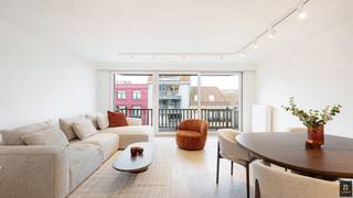 In het centrum van Knokke, op de levendige Lippenslaan, bevindt zich dit breed en lichtrijk appartement met twee volwaardige slaapkamers. De...