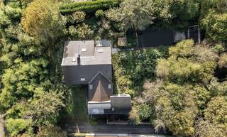 Deze villa, gelegen tussen de Leie en de Golf is ligt op een perceel van 5.089 m2 . Het perceel geniet van een zuidwestelijke oriëntatie, een eigen bos en een groot zwembad. De woning dateert van 1988 en heeft een bewoonbare oppervlakte van 528m2. Hierdoor biedt deze woning enorm veel potentieel.<br /><br />Het gelijkvloers is als volgt opgedeeld: inkomhal met gastentoilet, ruime bureauruimte, eventuele eerste slaapkamer. Grote, open leefruimte met veel lichtinval. Keuken met bijkeuken die toegang biedt tot de garage waar plaats is voor twee wagens en extra opbergruimte. Verder is er nog een praktische kelder.<br /><br />De eerste verdieping biedt plaats voor drie ruime slaapkamers en een badkamer. Daarnaast zorgt de grote polyvalente ruimte voor extra opportuniteiten.<br /><br />Naast de hoofdwoning is er tevens een bijwoning voorzien. U heeft toegang tot de bijwoning via een aparte inkomhal, maar ook via de garage en de polyvalente ruimte. De bijwoning heeft tevens een lift.<br /><br />Met al deze troeven biedt deze villa een uitzonderlijke woonervaring midden in de groene en exclusieve omgeving van Sint-Martens-Latem.