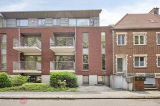 Recent appartement met 2 slaapkamers, autostaanplaats en zuidwestterras – nabij centrum Leuven<br />Dit instapklare appartement uit 2015 combineert comfort, energiezuinigheid en een uitstekende ligging. Alles is afgewerkt met kwalitatieve materialen.<br />Troeven:<br />Energiezuinig: hoogrendements-gasketel, ventilatiesysteem en veiligheidsdeur<br />Gelegen in een kleinschalig gebouw, op 2 minuten van de E314 en op wandelafstand van het centrum van Leuven. Ook het ziekenhuis, Gasthuisberg is dichtbij.<br />Ideaal voor studerende kinderen of mensen die snel op de snelweg moeten zijn.<br />Overal ingewerkte ledverlichting.<br />Eiken parket in de leefruimte en slaapkamers.<br />Zuidwestgericht terras én een tuin aan de noordoostkant.<br />Indeling:<br />Inkomhal met gastentoilet<br />Ruime, lichtrijke leefruimte met parket en toegang tot het zonnige terras<br />Volledig ingerichte keuken met design werkblad in chroom, inductiekookplaat, combi-oven, dampkap, vaatwasser en spoelbak<br />berging met wasmachine en droogkast.<br />2 slaapkamers<br />Badkamer met ligbad, inloopdouche, tweede toilet en dubbele wastafel<br />Extra:<br />2 autostaanplaatsen: 1 onder het gebouw en 1 buitenvoor het gebouw.<br />Interesse?<br />Bel gerust voor een vrijblijvend bezoek naar Immo-M op 0468 22 53 22 of mail naar info@immo-m.be.<br /><br /><br />