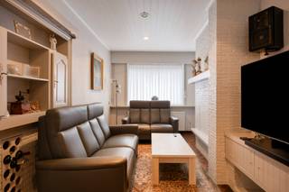 Een uiterst verzorgde woning....<br /><br />We komen binnen in de hal. Bij het betreden van de leefruimte merken we het meteen op. Dit betreft een zeer nette en lichtrijke woning. De living is ingedeeld als een eetkamer en een zithoek met aangrenzend de vernieuwde ruime leefkeuken. Deze is voorzien van alle toestellen, veel kasten en er is plaats genoeg voor een ontbijttafel!<br />Achter de woning is een bijkeuken, nieuwe badkamer met douche en grote wasberging ingericht. <br />De tuin is bereikbaar vanuit de living via een schuifraam of via een buitendeur in de keuken en in de berging. <br />Verder is er op het gelijkvloers nog een gastentoilet.<br /><br />De eerste verdieping beschikt over 3 slaapkamers en een bureelruimte/dressing. Daarnaast is er ook een tweede toilet op dit verdiep.<br />Via een valtrap kunnen we naar de grote zolder. <br />De tuin is zeer mooi aangelegd en volledig omheind.<br /><br />Overal ramen met dubbele beglazing en rolluiken. <br />Er is CV op gas met een condensatieketel.