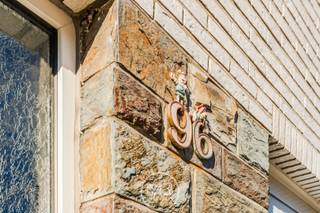 Welkom in de Graanmolenstraat 96 te Zwijndrecht. We openen de automatische poort en parkeren de auto in de garage (40m2). Op de gelijkvloerse...