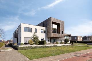 Dit aangename gelijkvloersappartement, gebouwd in 2012, bevindt zich in een verzorgde residentie en biedt een comfortabele en praktische indeling.<br />Winkels, horeca, scholen en openbaar vervoer bevinden zich op wandelafstand.<br /><br />Je komt het appartement binnen via de inkomhal, die toegang geeft tot de lichtrijke leefruimte met grote raampartijen.<br />De open keuken sluit hier mooi op aan en zorgt voor een aangename, open leefomgeving.<br />Verder is er een praktische berging voorzien.<br /><br />Het appartement beschikt over <strong>twee volwaardige slaapkamers</strong>, een apart gastentoilet en een badkamer met dubbele wastafel en ligbad.<br />Een absolute troef is het<strong> ruime terras, de garagebox en een ruime privatieve kelderberging</strong>.<br /><br />Extra comfort wordt geboden door aluminium ramen met dubbel glas, CV op gas en een ventilatiesysteem type D.<br />De residentie beschikt bovendien over een gemeenschappelijke tuin, een fietsenberging en een afvalberging.<br /><br />Een ideale woonst voor wie comfortabel en rustig wil wonen, maar ook een interessante opportuniteit voor investeerders.<br />Interesse? Plan zeker een bezoek in via 03/775.78.79<br />Ben je ook van plan jouw eigendom te verkopen? Maak een afspraak voor een gratis schatting, wij maken er samen een succesverhaal van.<br />