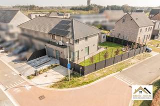 Deze recente woning is gelegen in een heel rustige buitenwijk, op de rand van Wachtebeke-centrum. Via de inkomhal (met gastentoilet) kom je tot in...