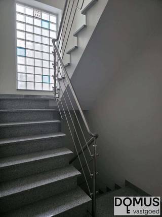 -Bel Sureyya voor een bezoek op het nummer 0485/867926-

Ontdek dit charmante appartement te koop in het hart van Evere, ideaal gelegen op wandelafstand van winkels, openbaar vervoer en alle nodige voorzieningen.

Het appartement beschikt over twee comfortabele slaapkamers en een verzorgde badkamer. De lichtrijke leefruimte vormt het hart van de woning en geniet van een aangename natuurlijke lichtinval, wat zorgt voor een warme en uitnodigende sfeer. Aansluitend vindt u een functionele keuken die perfect aansluit bij het dagelijks wooncomfort.

Dankzij de centrale ligging combineert dit appartement rustig wonen met een vlotte bereikbaarheid. Ideaal voor starters, koppels of als investering.

Een uitstekende opportuniteit in een gegeerde buurt – zeker een bezoek waard!