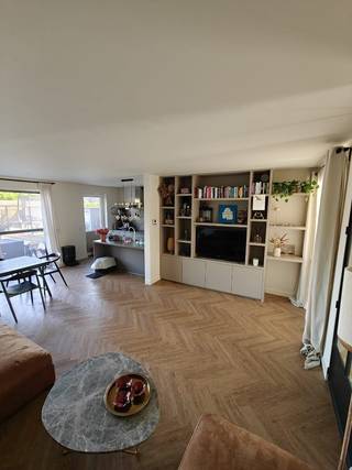 Ontdek deze instapklare woning met 3/ 4 slaapkamers, gelegen op een perceel van 225m². Met een uitstekende EPC-score A (33 kWh) is deze woning niet alleen comfortabel, maar ook energiezuinig. <br />Op het gelijkvloers baadt de leefruimte in natuurlijk licht, dankzij de grote ramen die uitkijken op de tuin. De open keuken is modern en functioneel, perfect voor kookliefhebbers en heeft een praktische berging. Verder is er een bureau en een toilet.<br />De woning beschikt over drie slaapkamers op de 1e verdieping, ideaal voor gezinsleden of als extra werkruimte. De badkamer is stijlvol afgewerkt en biedt alle comfort met een ruime inloopdouche en een apart toilet.<br />Op de 2e verdieping is een volledig afgewerkte polyvalente ruimte die makkelijk als vierde slaapkamer gebruikt kan worden.<br /><br />De woning werd volledig geschilderd in april 2026, wordt verwarmd met een warmtepomp, heeft een waterverzachter en beschikt over 20 zonnepanelen.<br /><br />Buiten geniet u van een aangename tuin met de hele dag zon en vooraan beschikt de woning over een carport / oprit geschikt voor 2 wagens.<br />De woning biedt een uitstekende kans voor wie op zoek is naar een instapklare gezinswoning op een toplocatie in een kindvriendelijke buurt.
