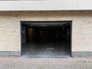 Bent u op zoek naar een veilige en waardevaste investering? Dan zijn deze 7 verhuurde parkeerplaatsen in de Vogelzangwijk in Oostende precies wat u zoekt! Gelegen dicht bij de autostrade, waar de vraag naar parkeerruimte altijd hoog is, vormen deze parkeerplaatsen een gegarandeerde bron van stabiel inkomen. Alle parkeerplaatsen zijn momenteel verhuurd, wat betekent dat u direct profiteert van een zorgeloze en betrouwbare huuropbrengst. Met deze investering kiest u voor zekerheid en een uitstekende locatie met toekomstbestendig rendement. Laat deze unieke kans niet aan u voorbijgaan! Neem vandaag nog contact op voor meer informatie.