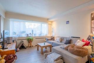 <p>Interesse in dit pand? Neem voor bijkomende informatie of het maken van een afspraak rechtstreeks contact op met Benjamin Tang via <strong>+32 495 56 50 74</strong> of <strong>benjamin.tang@copandi.be</strong>.</p><p>Aan de Deuzeldlaan in Schoten bevindt zich dit aangename en instapklare gelijkvloerse appartement, gelegen in een rustige residentiële omgeving op wandelafstand van het Bouckenborghpark en het Cogelspark. Met een bewoonbare oppervlakte van maar liefst 95 m², twee ruime slaapkamers en een uitzonderlijk groot terras van 40 m² combineert dit appartement een praktische indeling met een aangenaam wooncomfort. Dankzij de gelijkvloerse ligging is dit de ideale woning voor wie op zoek is naar comfortabel wonen.<br />Bij het binnenkomen word je verwelkomd in een ruime inkomhal die toegang biedt tot de verschillende vertrekken van het appartement. De praktische indeling zorgt voor een logische verbinding tussen de leefruimtes en het slaapgedeelte, waardoor het geheel ruim en overzichtelijk aanvoelt.</p><p>De aangename leefruimte vormt het centrale hart van het appartement en biedt ruim voldoende plaats voor zowel een comfortabele zithoek als een volwaardige eetplaats. Hier creëer je moeiteloos een gezellige plek om tot rust te komen na een drukke dag of om familie en vrienden te ontvangen. Dankzij de ruime oppervlakte zijn er verschillende mogelijkheden om de leefruimte volledig naar eigen smaak in te richten.</p><p>Het appartement beschikt over twee volwaardige slaapkamers die heel wat mogelijkheden bieden. De grootste slaapkamer leent zich uitstekend voor een comfortabel tweepersoonsbed en een ruime kastenopstelling. De tweede slaapkamer kan perfect worden ingericht als kinder-, logeer- of werkkamer, afhankelijk van je persoonlijke woonbehoeften. Hierdoor is het appartement bijzonder geschikt voor zowel alleenstaanden als koppels of een klein gezin.</p><p>De badkamer is functioneel ingericht en sluit mooi aan bij het algemene comfort van de woning. Dankzij de praktische indeling en de instapklare staat geniet je hier van een aangename woonomgeving zonder dat er onmiddellijk bijkomende werken nodig zijn.<br />Een absolute troef van dit appartement is het uitzonderlijk ruime terras van maar liefst 40 m². Deze royale buitenruimte biedt tal van mogelijkheden om optimaal van het buitenleven te genieten. Zo is er voldoende plaats voor een gezellige loungeset, een ruime buitentafel of een groene inrichting met planten en bloemen. Of je nu graag buiten ontbijt, geniet van een rustige namiddag of vrienden uitnodigt voor een gezellige avond, dit terras vormt een heerlijke uitbreiding van je leefruimte.</p><p>Ook de ligging is een belangrijke meerwaarde. De Deuzeldlaan bevindt zich in een aangename residentiële omgeving, met het Bouckenborghpark en het Cogelspark op wandelafstand. Deze groene plekken bieden volop mogelijkheden voor een ontspannende wandeling of een moment in de buitenlucht. Daarnaast bevinden winkels, scholen en openbaar vervoer zich op wandel- of fietsafstand. Dankzij de vlotte verbindingen richting Antwerpen en de belangrijkste invalswegen geniet je hier van een uitstekende combinatie van rust en bereikbaarheid.</p><p>De combinatie van de gelijkvloerse ligging, de ruime bewoonbare oppervlakte, twee volwaardige slaapkamers en het uitzonderlijke terras van 40 m² maakt dit appartement bijzonder interessant voor wie op zoek is naar een comfortabele en instapklare woning in Schoten.</p>