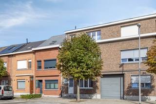 In de Edward Claessenslaan te Niel vinden we deze zeer ruime en gerenoveerde woning. De woning is een solide betonnen constructie en werd met...