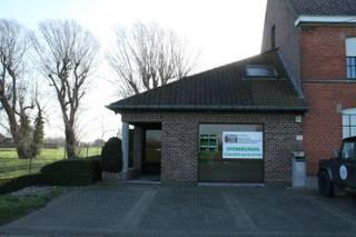 Op de weg van Wakken naar Wielsbeke is deze handelsruimte gelegen. De handelsruimte kan dienen als winkelruimte, kantoorruimte,... Vooraan...