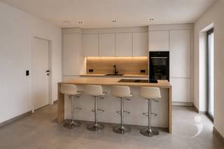 <p><span>Op zoek naar een hedendaagse nieuwbouwwoning waar comfort, ruimte en energiezuinig wonen samenkomen? </span></p><p><span>Deze woning in de Broekstraat 146 te Diest biedt een aangename leefomgeving met een praktische indeling en verschillende extra troeven. </span></p><p><span>Bij het binnenkomen zorgt de ruime inkomhal meteen voor een aangenaam onthaal. Hier bevindt zich ook het gastentoilet. </span></p><p><span>Verderop komt u terecht in de ruime leefzone, waar de woonkamer en eetplaats mooi in elkaar overvloeien. Grote raampartijen zorgen voor een aangename hoeveelheid natuurlijk licht en creëren een open en luchtig gevoel. </span></p><p><span>De keuken sluit rechtstreeks aan op de leefruimte en wordt momenteel nog niet geplaatst. Dit biedt de toekomstige eigenaar een mooie opportuniteit: u heeft nog volledige inspraak in de keuze van uw keuken. In de verkoopprijs is reeds een budget van 10.000 euro opgenomen. Wenst u een uitgebreidere uitvoering of specifieke toestellen en materialen? Dan kunt u, mits een eventuele meerprijs, de keuken volledig volgens uw eigen wensen samenstellen. Zo creëert u meteen een keuken die perfect aansluit bij uw persoonlijke smaak en levensstijl. </span></p><p><span>Naast de keuken bevindt zich een handige voorraadberging. Een bijkomende troef op het gelijkvloers is de afzonderlijke bureauruimte. Deze kamer kan uiteraard ook ingericht worden als hobbykamer, speelruimte of polyvalente kamer. </span></p><p><span>De bovenverdieping is praktisch ingericht met drie ruime slaapkamers. De masterbedroom beschikt over een royale inloopdressing en een eigen ensuite douchekamer, wat zorgt voor een aangename dosis privacy en comfort. </span></p><p><span>Daarnaast zijn er een afzonderlijke wasruimte met aansluitingen voor wasmachine en droogkast, een tweede toilet en een ruime nachthal die toegang geeft tot de verschillende kamers. </span></p><p><span> </span></p><p><span>De woning werd ontworpen met het oog op hedendaags wooncomfort en een beperkt energieverbruik. De combinatie van moderne bouwtechnieken, een eigentijdse architectuur en een kwalitatieve afwerking maakt van deze nieuwbouwwoning een aantrekkelijke keuze voor wie vandaag wil investeren in comfortabel en toekomstgericht wonen. </span></p><p><span> </span></p><p><span>Ook de ligging vormt een belangrijke troef. Vanuit de Broekstraat bevindt u zich op korte afstand van het centrum van Diest en diverse voorzieningen. </span></p><p><span> </span></p><ul><li><span>UC Leuven-Limburg Campus Diest: ca. 2,7 km </span></li><li><span>Station van Diest: ca. 2,9 km </span></li><li><span>Centrum van Diest en het Stadhuis: ca. 3,3 km </span></li><li><span>Shopping Diest: ca. 3,8 km </span></li><li><span>E314, oprit 24 Halen: ca. 8,3 km </span></li><li><span> </span></li></ul><p><span>Hierdoor geniet u van een rustige woonomgeving zonder in te boeten aan bereikbaarheid. Winkels, openbaar vervoer, scholen, het stadscentrum en de belangrijkste verbindingswegen zijn allemaal vlot bereikbaar. </span></p><p><span> </span></p><p><span>De woning wordt verkocht onder het BTW-stelsel 21%. De totaalprijs voor deze nieuwbouwwoning: 531.190,- Euro inclusief BTW. </span></p><p><span> </span></p><p><span> </span></p><p><span>Interesse in deze prachtige nieuwbouw woning? Contacteer ons via 016 15 31 15 of info@immolivit.be.</span><span> </span></p>