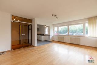 <p>Dans le centre-ville d’Arlon, TREVI LUXEMBOURG vous propose un charmant appartement 2 chambres lumineux avec jardin, terrasse, parking intérieur et cave à usage privatif. Situé au rez-de-chaussée, il se compose comme suit : hall d'entrée, pièce de vie avec cuisine équipée ouverte, WC indépendant, hall de nuit, 2 grandes chambres (13 m² et 12m²) et salle de douche. Équipements : Chauffage électrique, double vitrage, parlophone et détecteur incendie. Extérieurs : un emplacement de parking intérieur privatif (P17), cave (C19) inclus dans le prix. PEB E. Charges communes limitées (150€ par mois). A proximité immédiate des équipements publics et des axes de circulation. Renseignements, plan et visites sur rendez-vous avec l’agence +32 63 229 269 - info@treviluxembourg.be</p>
<p></p>
<p><strong><u>RENSEIGNEMENTS GENERAUX</u></strong></p>
<p>Revenu cadastral net : 1.094€</p>
<p>PEB : Classe E</p>
<p>Superficie habitable : 83 m2 <em>(Selon PEB)</em></p>
<p>Orientation : Sud <em>(façade avant)</em></p>
<p>Disponibilité : A l’acte</p>
<p><strong><u>COMPOSITION ET SUPERFICIE APPROXIMATIVE DES PIECES</u></strong></p>
<p><strong><u>Rez-de-chaussée (avec ascenseur)</u></strong></p>
<p>Hall d'entrée env 4 m²</p>
<p><em><u>Équipement :</u></em></p>
<ul>
<li><em> </em><em>Parlophone</em></li>
</ul>
<p>WC indépendant env 1,56 x 0,84 = 1,82 m²<em> </em></p>
<p><em><u>Équipement :</u></em></p>
<ul>
<li><em> </em><em>Lave main </em></li>
</ul>
<p>Pièce de vie env 5,39 x 3,82 = 20,64 m²</p>
<p><em><u>Équipement :</u></em></p>
<ul>
<li><em> </em><em>Prise internet</em></li>
</ul>
<p>Cuisine équipée ouverte env 2,77 x 2,40 = 6,67 m²</p>
<p><em><u>Équipement :</u></em></p>
<ul>
<li><em> </em><em>Taque de cuisson </em></li>
<li><em> </em><em>Frigo </em></li>
<li><em> </em><em>Lave-vaisselle</em></li>
<li><em> </em><em>Évier inox avec égouttoir</em></li>
<li><em> </em><em>Meubles de rangement</em></li>
</ul>
<p>Hall de nuit env 3 m²<em> </em></p>
<p><em><u>Équipement :</u></em></p>
<ul>
<li><em> </em><em>Meuble sur mesure</em></li>
<li><em> </em><em>Ballon d’eau chaude</em></li>
<li><em> </em><em>Coffret électrique</em></li>
</ul>
<p>Salle de douche env 2,60 x 1,66 = 4,32 m²<em> </em></p>
<p><em><u>Équipement :</u></em></p>
<ul>
<li><em> </em><em>Douche </em></li>
<li><em></em><em> Evier double avec miroir</em></li>
<li><em> </em><em>Radiateur électrique </em></li>
<li><em> </em><em>Meubles de rangement</em></li>
<li><em> </em><em>Raccordement machine à laver</em></li>
</ul>
<p>Chambre 1 env 3,95 x 3,87 = 15,31 m²</p>
<p><em><u>Équipement :</u></em></p>
<ul>
<li><em> </em><em>Meuble sur mesure</em></li>
<li><em> </em><em>Accès terrasse et jardin</em></li>
</ul>
<p>Chambre 2 env 3,97 x 3,25 = 12,94 m²</p>
<p><strong><u>Extérieur</u></strong></p>
<p>Cave privative (C19) env 5 m²</p>
<p>1 emplacement parking privatif intérieur (P17)</p>
<p>Jardin privatif</p>
<p>Terrasse privative</p>
<p></p>
<p><em>Ces informations sont données à titre informatif et n'ont aucune valeur contractuelle. Toute imprécision ou inexactitude ne pourra entrainer un recours</em><em>.</em></p>
<p></p>