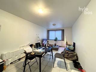 <p><span>Centraal gelegen en instapklaar appartement met uitstekende bereikbaarheid richting E17, stadscentrum en station. Gelegen op de eerste verdieping omvat dit appartement een inkomhal, een lichtrijke leefruimte, een volledig ingerichte keuken met elektrisch kookvuur en dampkap, een badkamer met lavabo, toilet en douche, en één volwaardige slaapkamer. Aansluiting voor een wasmachine is voorzien. Het gebouw dateert van 2008. Verwarming op aardgas (ketel vernieuwd in 2024), HR-beglazing én een goedgekeurde elektrische installatie zorgen voor een energiezuinig en zorgeloos geheel met een gunstig EPC van 118. Gemeenschappelijke fietsenberging aanwezig. Ideaal als startersappartement of als rendabele investering.</span></p><p><span>Interesse? Contacteer ons vandaag nog voor een bezoek.</span></p><p><span> </span></p>