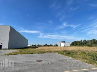 In het havengebied van Oostende bevindt zich dit logistieke magazijn met een totale oppervlakte van 5.000 m² en een vrije hoogte van 10,70 meter.<br /><br />De magazijnruimte zet in op maximale efficiëntie en een vlotte goederenstroom. Het gebouw beschikt over 5 laadkades en 1 automatische sectionale poort, wat een optimale toegankelijkheid voor vrachtverkeer garandeert. Verder is het magazijn volledig gesprinklerd en uitgerust met rookluiken en energiezuinige LED-verlichting. Verwarming gebeurt via gasgestookte warmeluchtblazers. De aanwezige hoogspanningscabine met een vermogen van 800A biedt voldoende capaciteit voor uiteenlopende industriële toepassingen. Daarnaast is een afzonderlijk lokaal voorzien voor het opladen van heftrucks.<br /><br />De bijhorende kantoren met een oppervlakte van +/- 295 m² worden opgefrist en bestaan uit zowel op space ruimtes als verschillende vergaderzalen, bureelruimtes en sanitair met douchefaciliteiten.<br /><br />Het naastgelegen terrein van ca. 3.000 m² biedt uitbreidingsmogelijkheden maar kan ook dienen als buitenopslag, truckzone of parkeerplaatsen.<br /><br />Er is de mogelijk om het gebouw in zijn totaliteit te huren = 10.000 m² magazijn met +/- 590 m² kantoorruimte.<br /><br />Het gebouw is onmiddellijk beschikbaar en combineert schaal, functionaliteit en een strategische ligging, en vormt daarmee een ideale uitvalsbasis voor logistieke en industriële activiteiten. Perfect bereikbaar via de A10/E40 en ideaal voor logistieke of industriële activiteiten. <br /><br />Contacteer PANORAMA B2B voor bijkomende inlichtingen, plannen of een vrijblijvend plaatsbezoek op 0476 215 115.